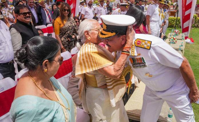 भावुक पल : जब एडमिरल दिनेश त्रिपाठी ने भारतीय नौसेना की कमान संभाली -  Rakshak News